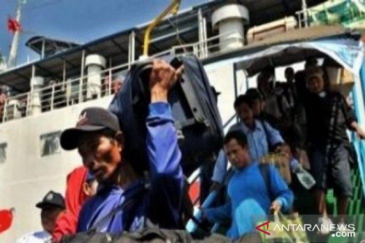 Penumpang kapal laut di Pelabuhan Pangkalbalam turun jelang Natal