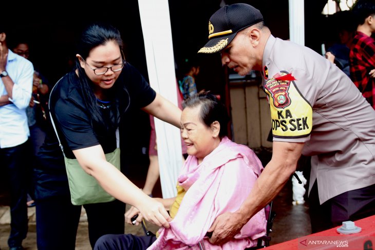 Police officers assist elderly, disabled at St Joseph Church