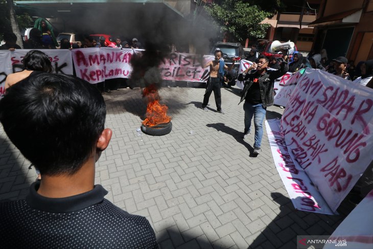 Unjuk rasa mahasiswa IAIN Kediri