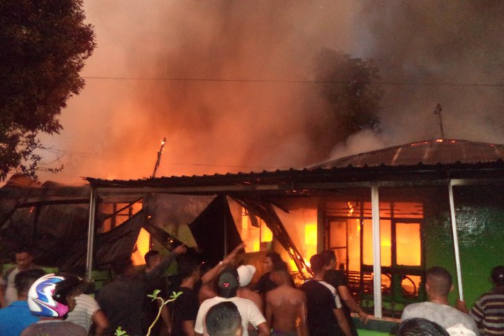 Tujuh rumdin TNI AD ludes terbakar, diduga akibat tersambar petir