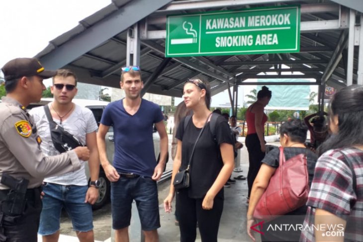 Personel Posyan Bandara Internasional Hanandjoeddin patroli dialogis