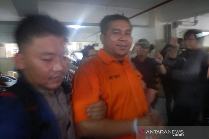 Tersangka RB lempar senyum kepada wartawan