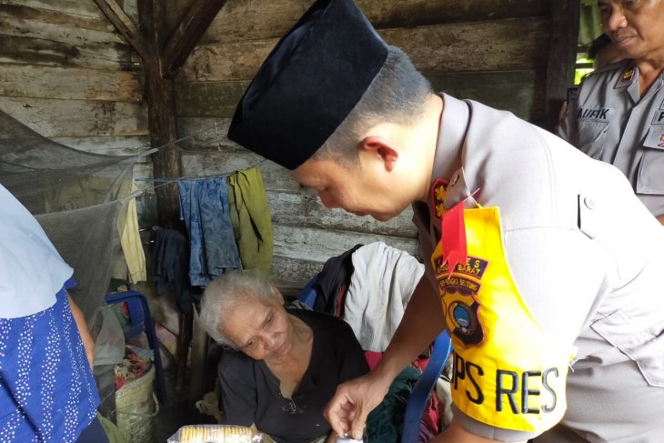 Polisi Bangka Barat salurkan bantuan sembako kepada warga kurang mampu