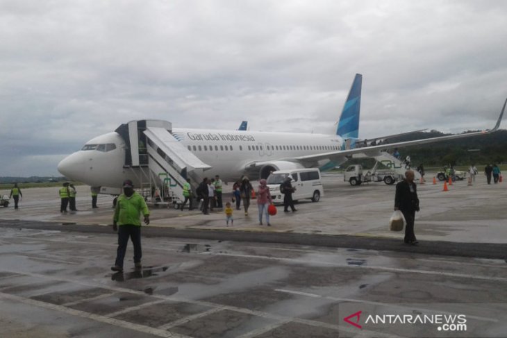 Pesawat Garuda pecah ban di Biak, penumpang harus diinapkan