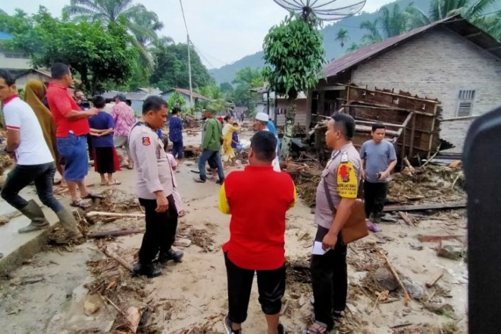 Polres kirim kekuatan penuh bantu korban banjir besar di Labuhanbatu Utara