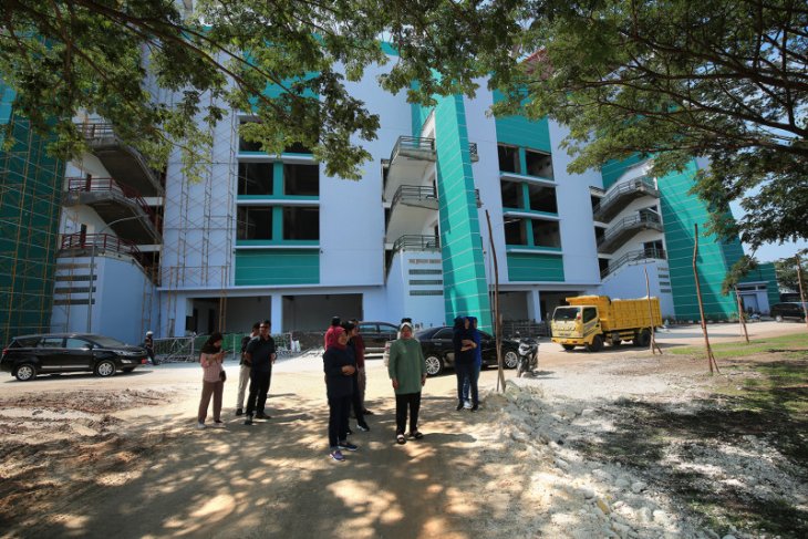 Wali Kota Surabaya tinjau pembangunan lapangan baru Stadion GBT
