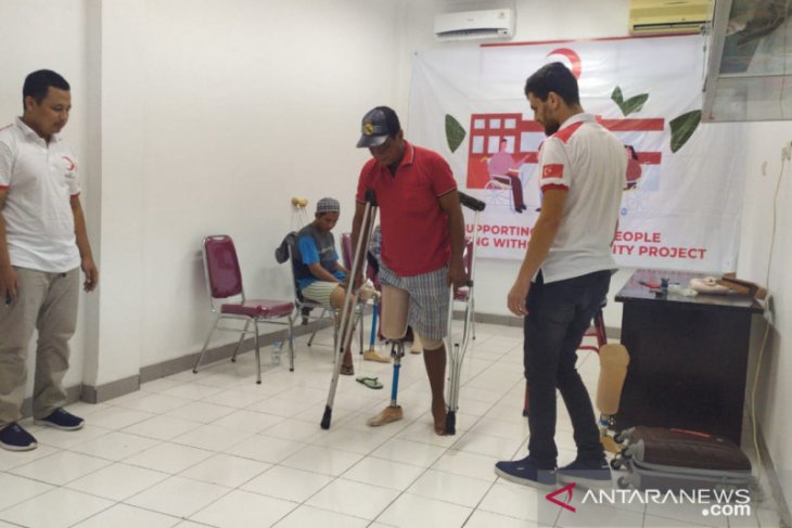 PMI bagikan kaki palsu kepada korban gempa dan tsunami di Sulteng