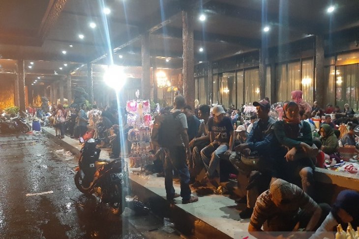 TMII Jakarta diguyur hujan pada malam Tahun Baru 2020