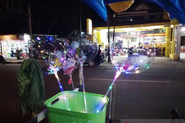 Di malam Tahun Baru, penjual balon bening Mamuju raup untung