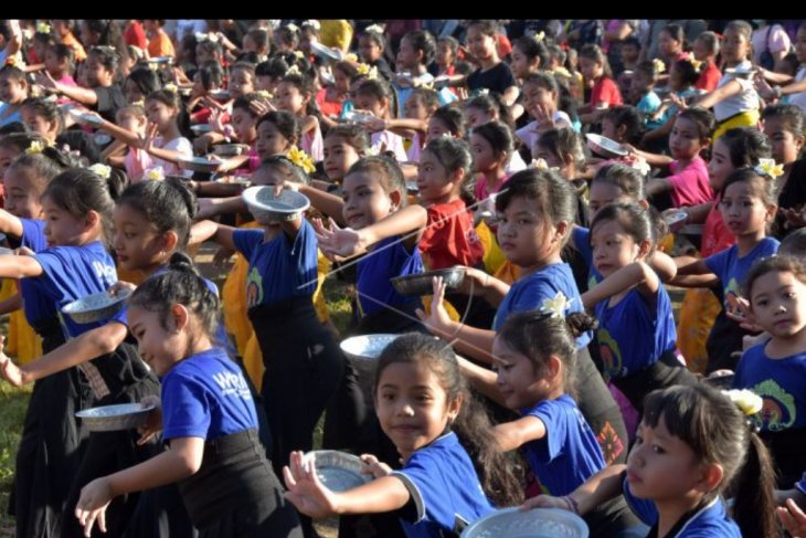 Ribuan anak menari Panyembrahma