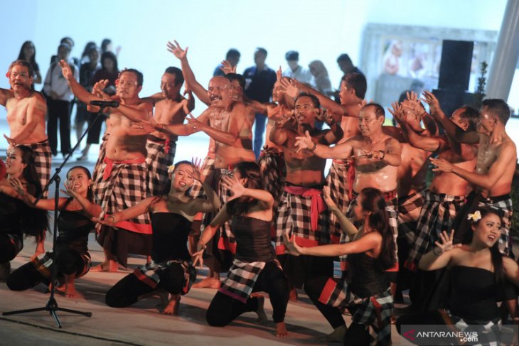 Tari Kecak sambut penumpang di Bandara Ngurah Rai