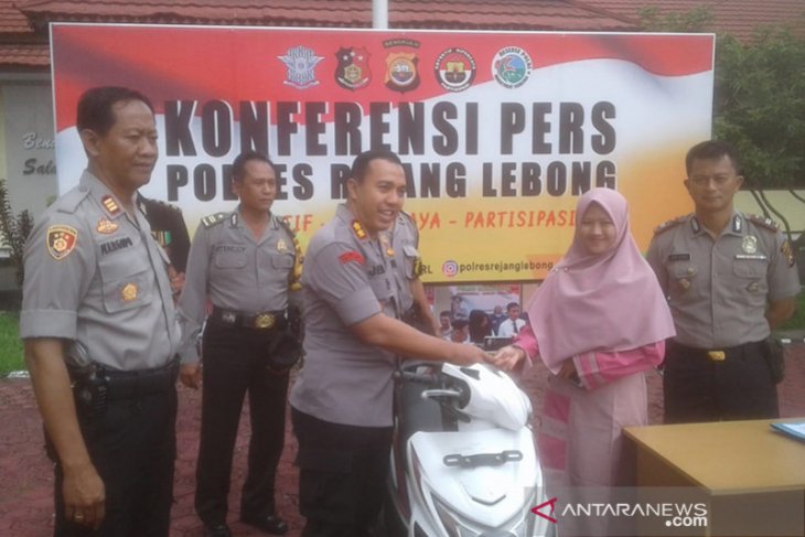 Kapolres Rejang Lebong serahkan sepeda motor korban begal