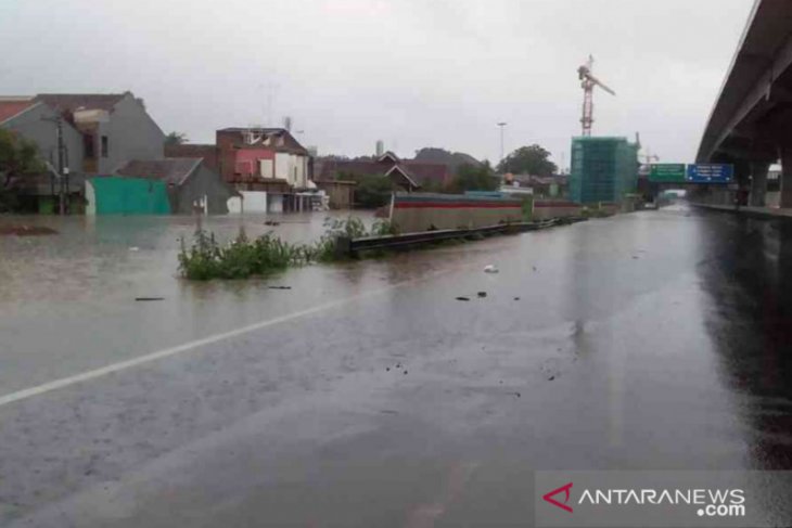 Jasa Marga tangani genangan air Tol Japek arah Jakarta akibat hujan deras
