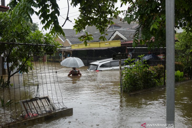Ministry dispatches aid packages to schools reeling from floods