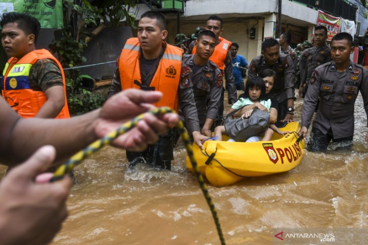 Wanita tewas tersengat listrik saat  banjir  di Koja Jakarta 