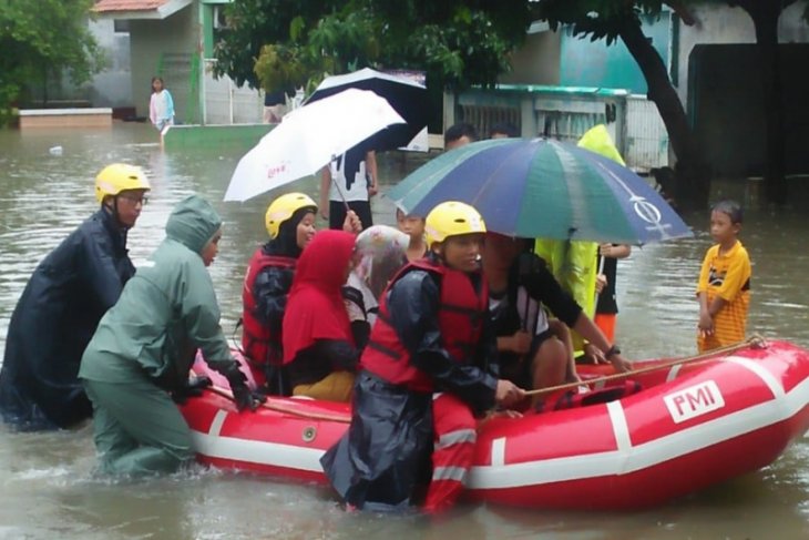 Aksi heroik personel PMI bantu korban banjir di Jabodetabek