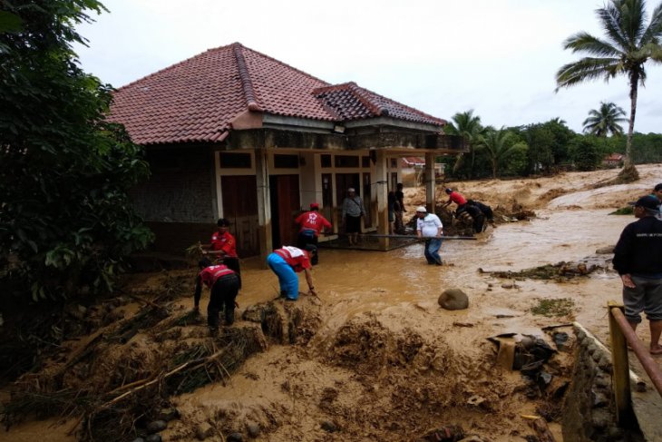 Aksi heroik personel PMI bantu korban banjir di Jabodetabek
