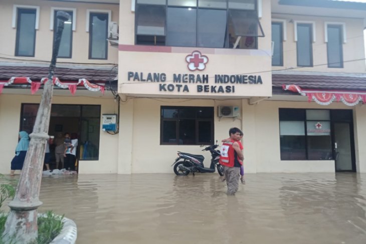 Aksi heroik personel PMI bantu korban banjir di Jabodetabek