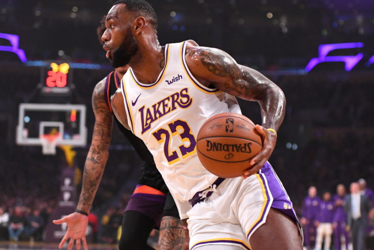 Triple-double James bawa Lakers