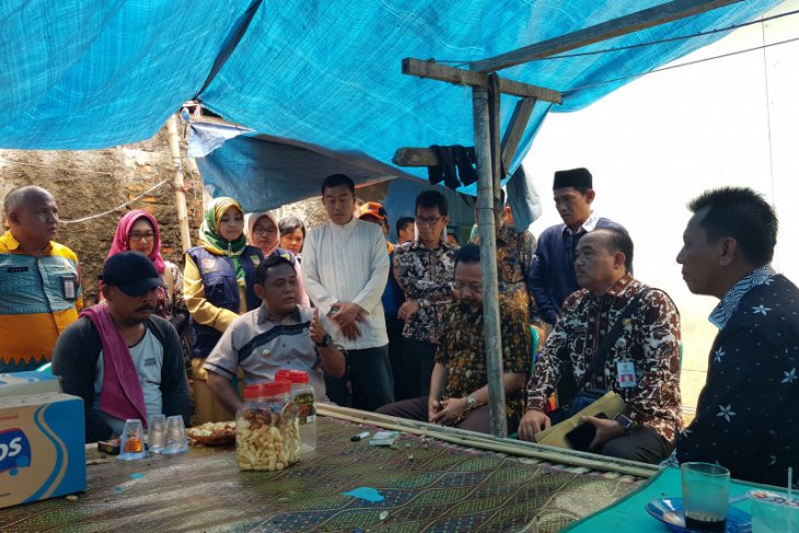 Bupati Bekasi kunjungi keluarga Iyum, korban tewas tertimpa turap