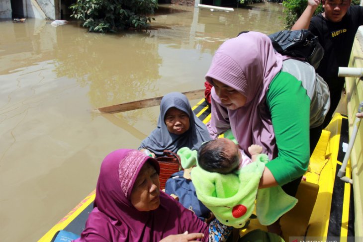 Bayi-bayi tangguh yang bertahan ditengah banjir