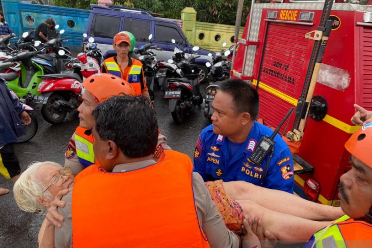 Korban banjir Jabodetabek capai 16 jiwa