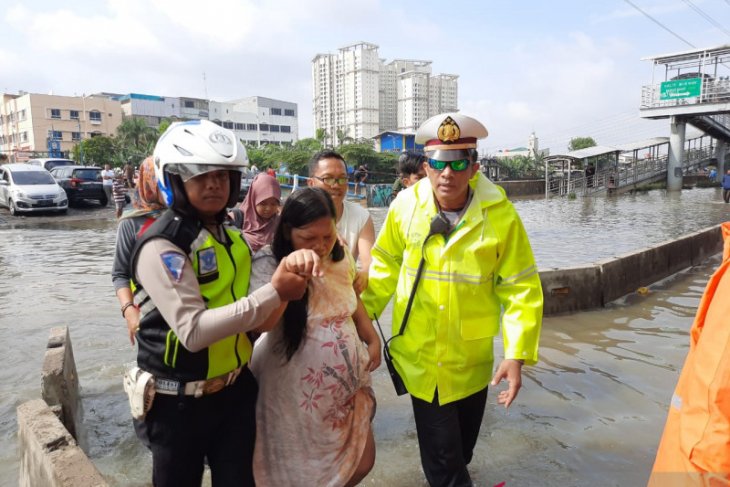 Polisi evakuasi ibu hamil terdampak banjir