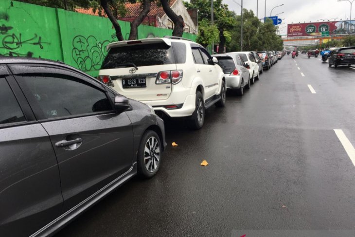 Jalan protokol Bekasi jadi lahan parkir dadakan