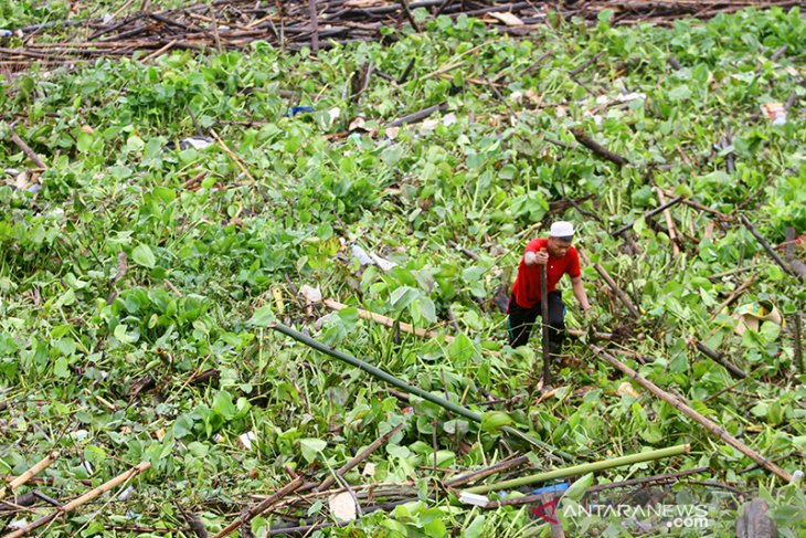 Sampah Hambat Arus Tranportasi Air