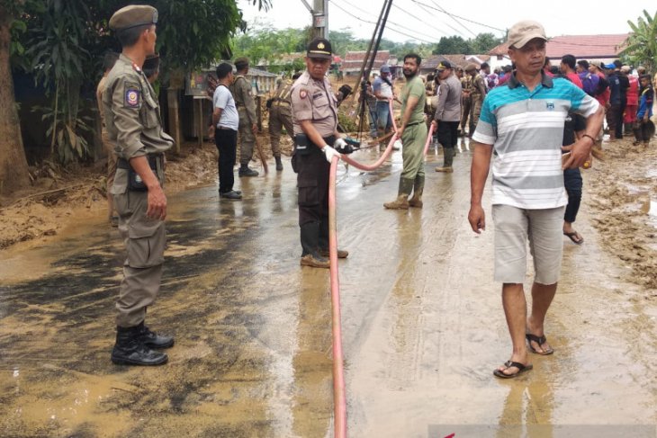 Polda Banten kerahkan ratusan personel bersihkan lumpur akibat banjir di Lebak
