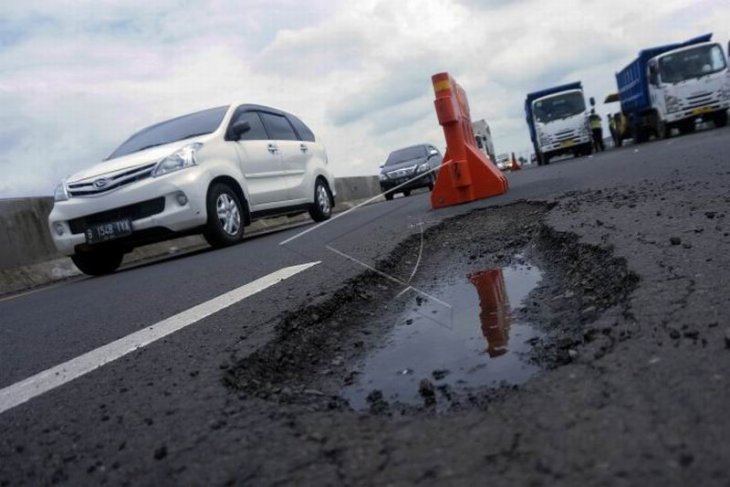 Lubang di jalan tol Pemalang - Batang