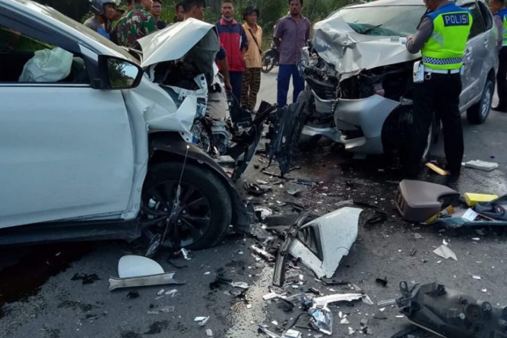 Tiga mobil bertabrakan, satu orang tewas