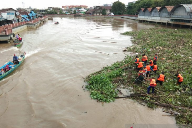 Dinas Pupr Banjarmasin Bersihkan Sampah Sungai Martapura Antara News