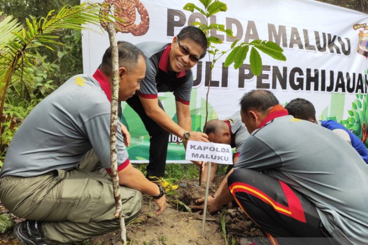 Kapolda Maluku pimpin kegiatan hijaukan puncak gunung Sirimau