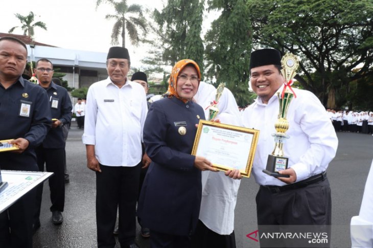 Bupati Tatu: Pendidikan formal dan keagamaan harus seiring sejalan