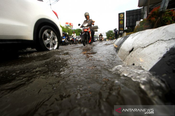 Genangan Air Ganggu Pengguna Jalan