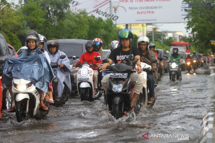 Genangan Air Ganggu Pengguna Jalan