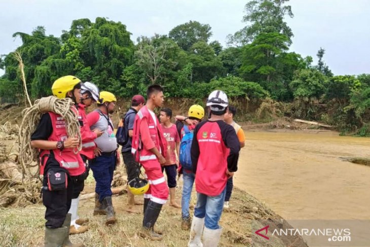 Tim gabungan PMI dan BPBD coba buka akses jalan di Lebak