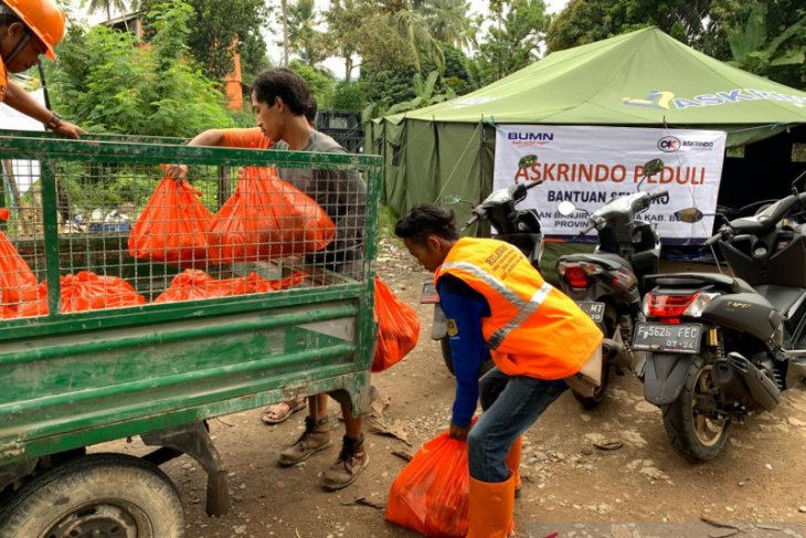 Askrindo-Mandiri-Perhutani bersinergi Bantu korban banjir di Bogor