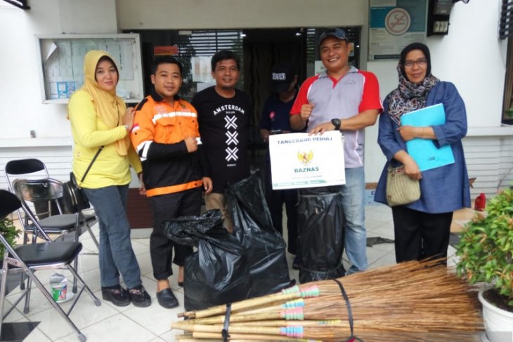 1.244 alat kebersihan diberikan pada masyarakat terdampak banjir