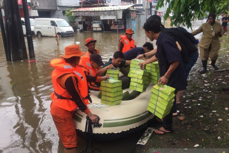 PT Pupuk Indonesia salurkan bantuan untuk korban banjir di Jakarta Barat