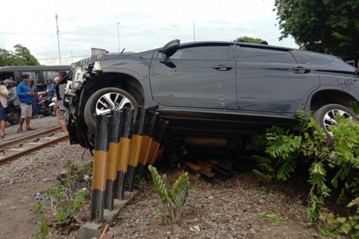 KA tabrak mobil, pengemudi tewas dan enam penumpang luka