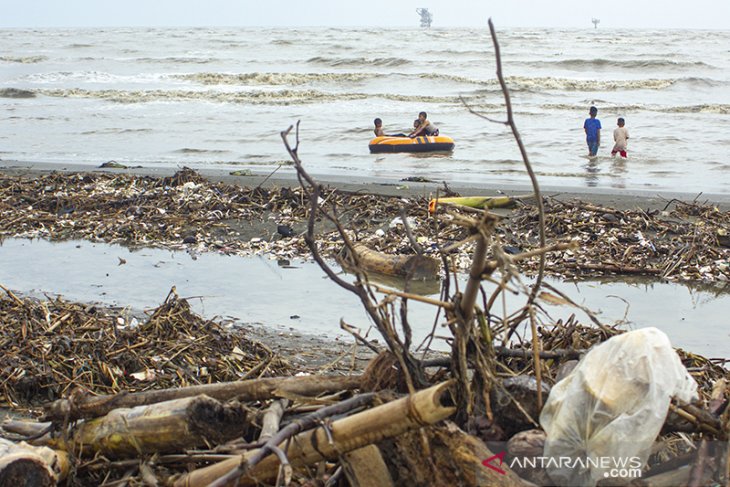 Wisata pantai tercemar sampah 