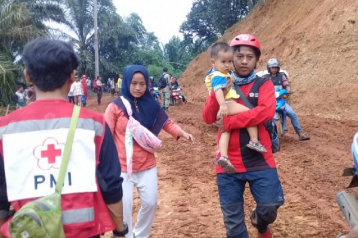 Para bayi tangguh yang bertahan di tengah banjir