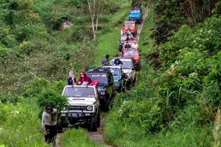 Wisata petualangan menggunakan mobil jip