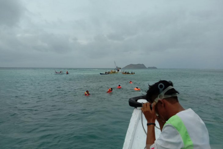 Boat carrying 18 tons salt sinks in West Manggarai waters