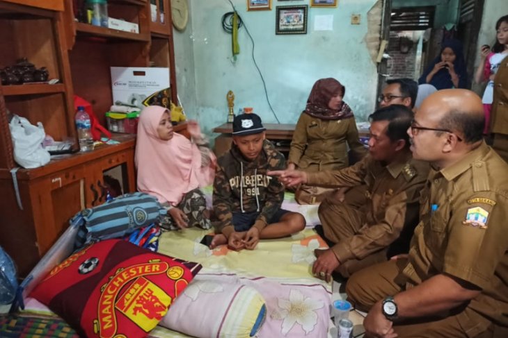 Walikota Serang Jenguk Adriansyah Penderita Kangker di Cilowong
