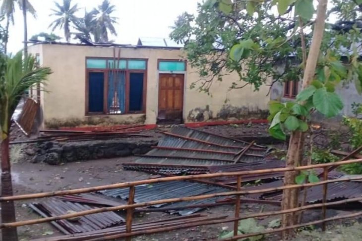 Nine houses in Hadakewa, Lembata, wrecked by whirlwind