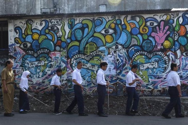 Latihan orientasi mobilitas siswa tunanetra