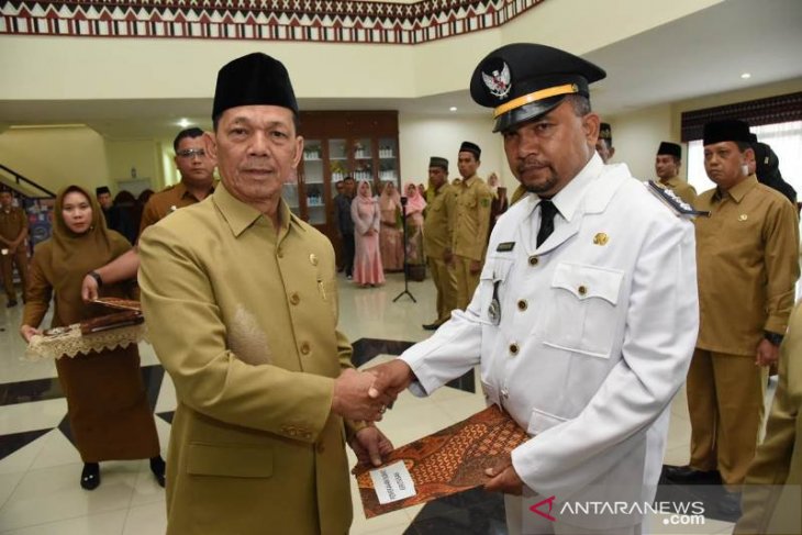 Bupati Tapsel ingatkan pejabatnya jangan suka